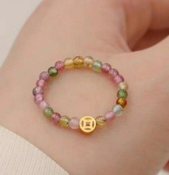 

Красочный браслет из бусин с улыбающимся лицом и радугой на эластичной резинке