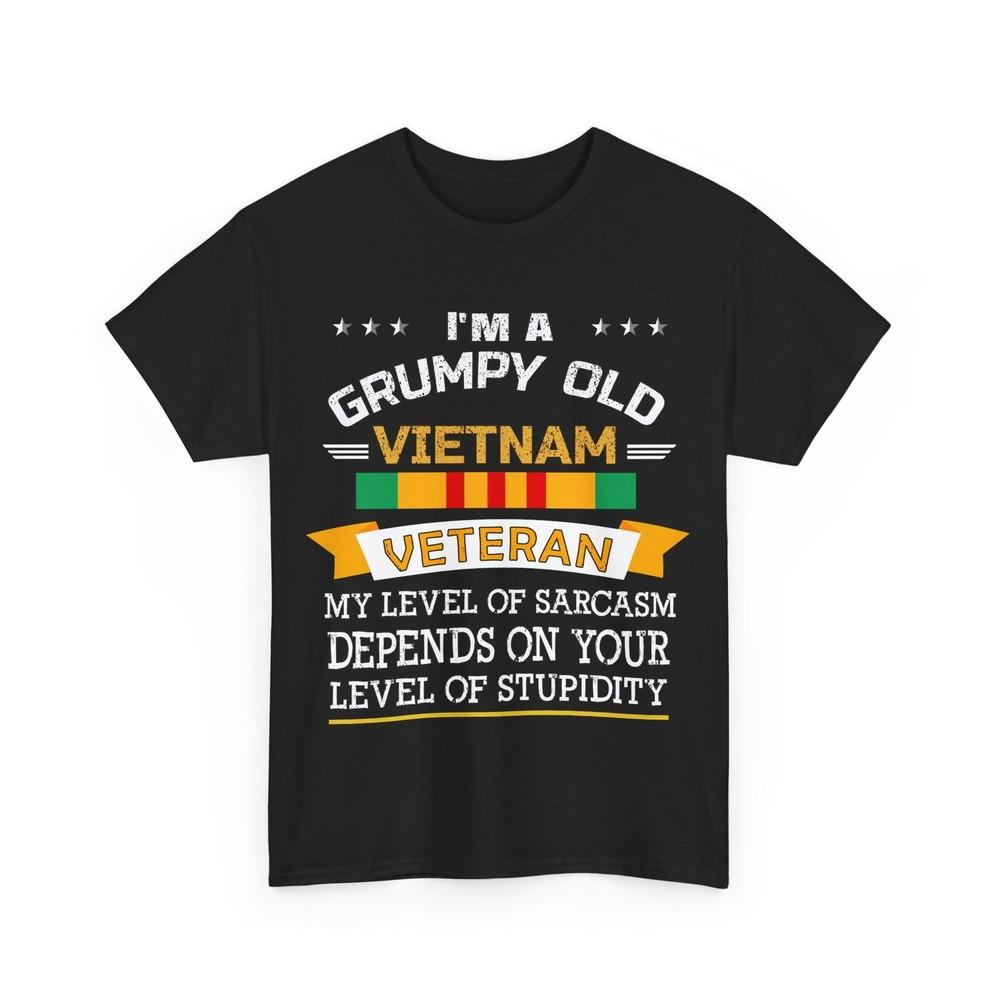 Veterans Day Shirt, Grumpy Old Vietnam Veteran Dad Men T-Shirt