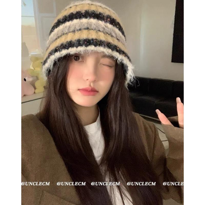 

Новая зимняя полосатая шапка для женщин, теплая вязаная шапка с защитой ушей, универсальная, в корейском стиле, модная шерстяная шапка, большой обхват головы M（56-58cm）