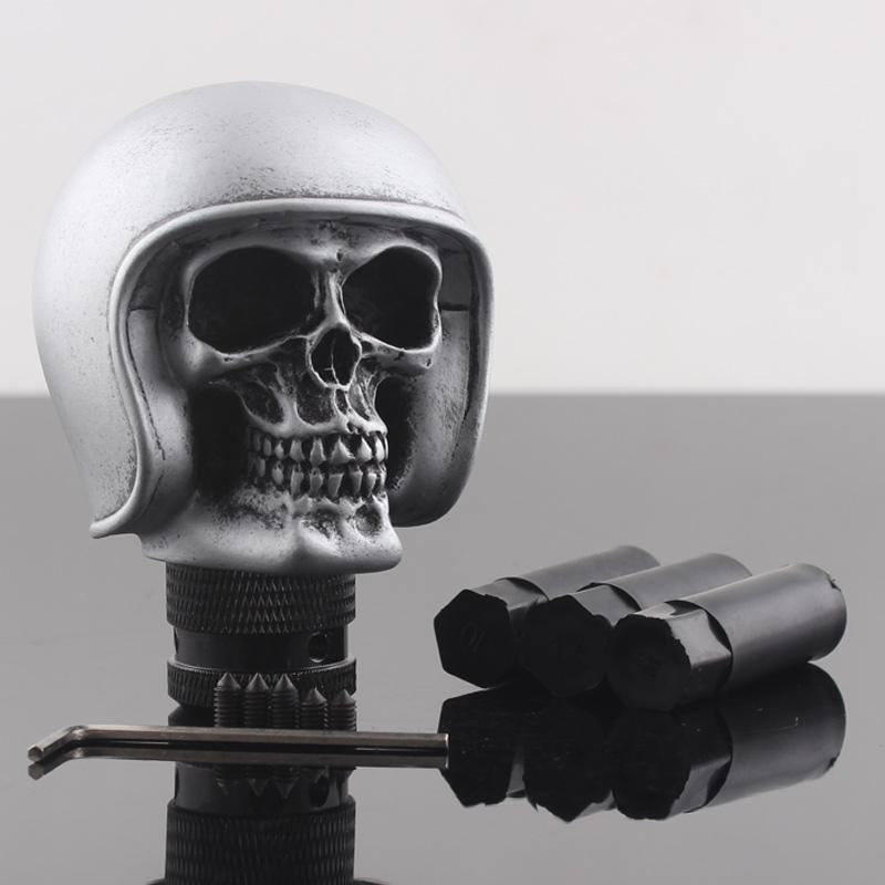 Universeller Helm Totenkopf Auto Schaltknauf Stick Auto Schaltgetriebe Schalthebel Kopfknauf Passend für Limousine Coupe SUV