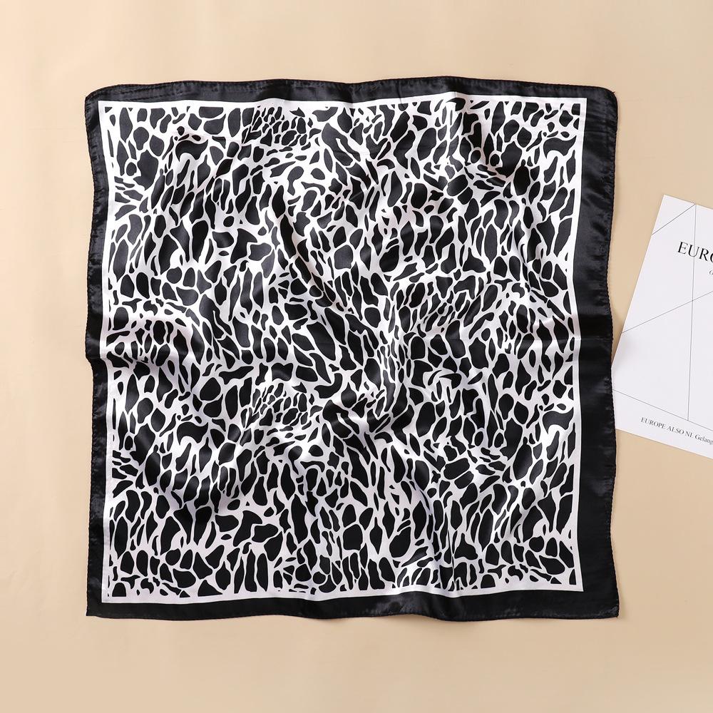 Leopardtrykk lite silkeskjerf 60 cm lite firkantet skjerf Dameskjerf Dekorativt hodeskjerf Mote silkeskjerf Halskjede