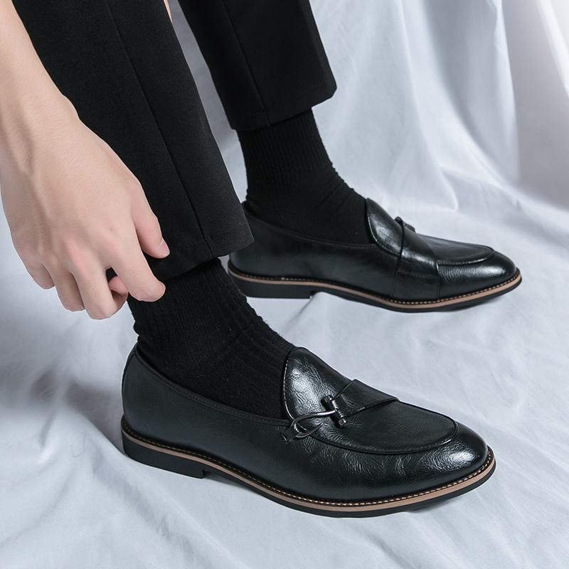 Modische Freizeit- und bequeme Slipper für Herren im Designer-Stil für Partys, Hochzeiten und Spaziergänge im Freien. Trendige Herrenschuhe