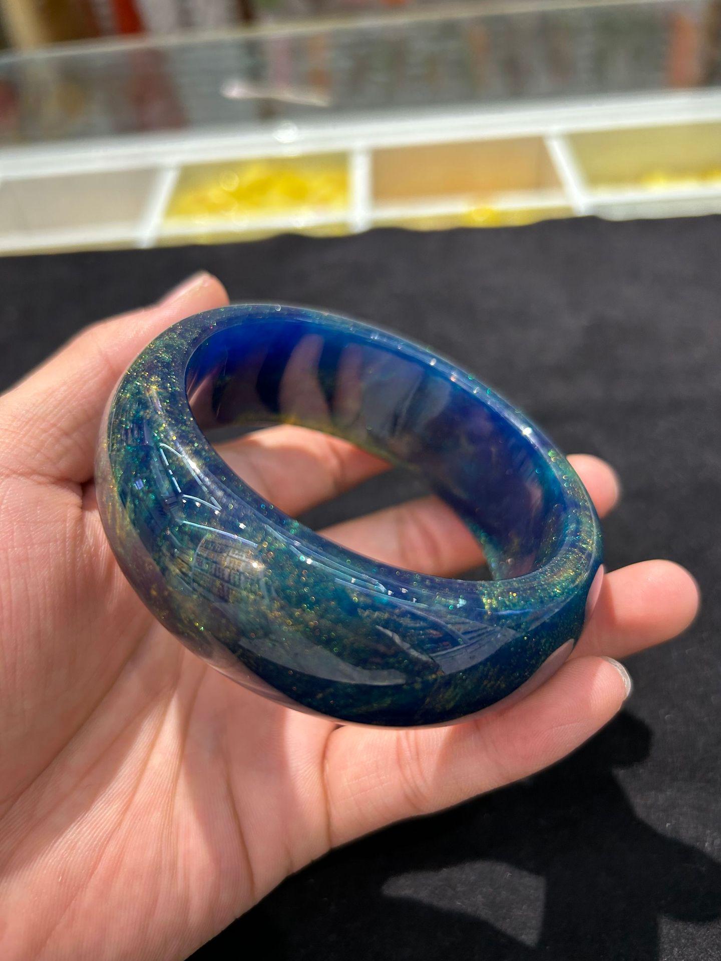 Breiter Blauer Bieder Imperialblauer Armreif in Lapislazuli-Farbe, 28 mm Dick, Nischenstil für Damen blue