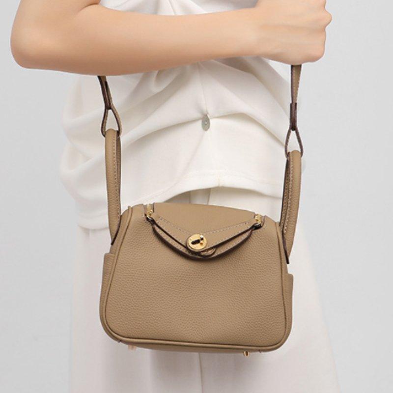 Urban Minimalist PU Shoulder Crossbody Bag 26cm Commuter Bag with Flap Zipper Design Double Straps Medium Soft Versatile Women's Bag