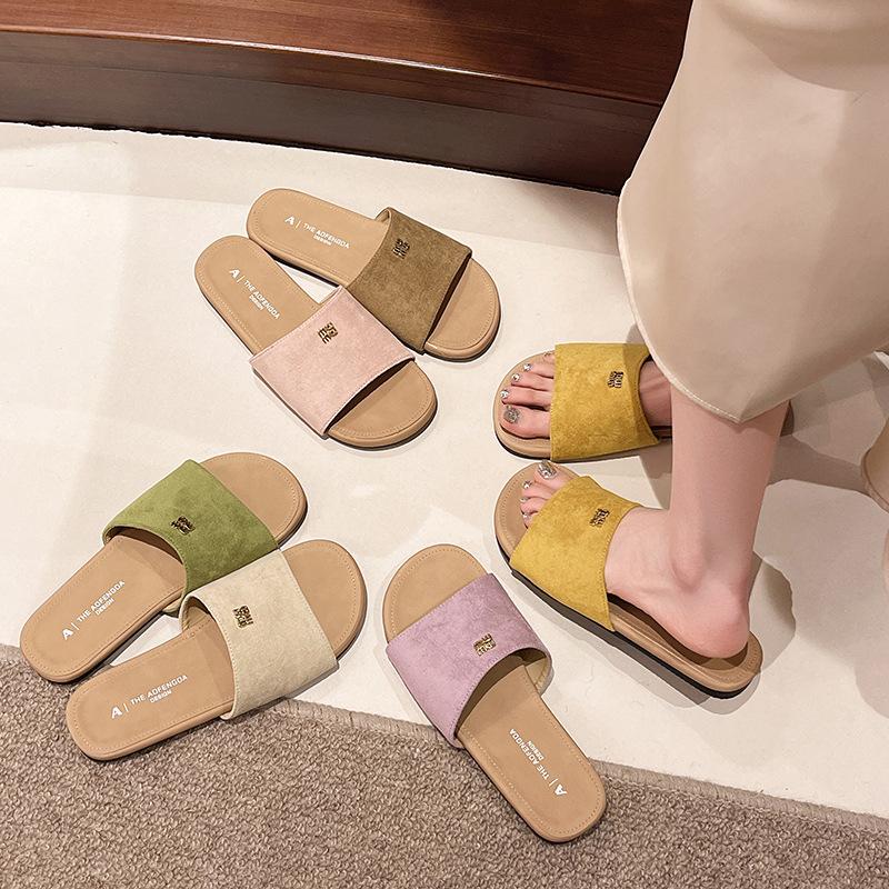 French Xiaoxiangfeng flat-bottomed cool slippers women's 2025 summer new casual versatile beach wear one-word cool slippers