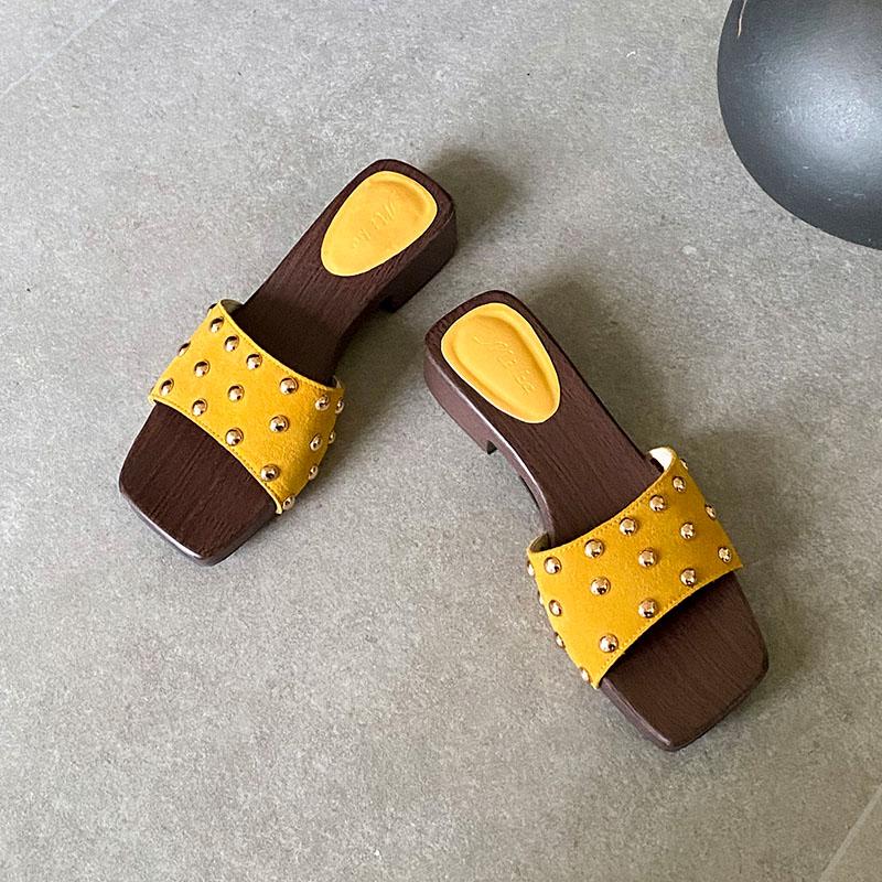 Fashion Luxury Fashion Metal Rivet Women Low Heel Slippers Shoes Summer Beach Ladies Heeled Slippers Shoes Female Slides Sandals
