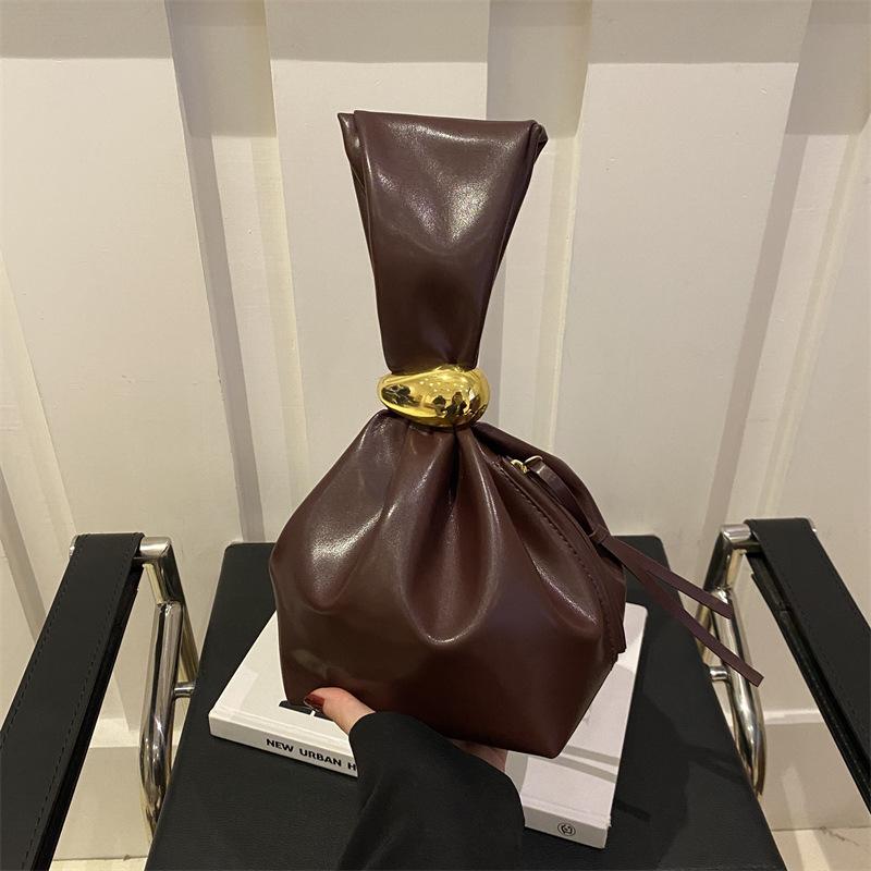 

Korean version of the new handbag, women s foreign style, advanced sense, folds, trendy street photography, fashionable and versatile, casual fried st