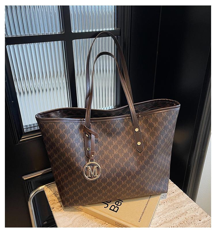 2025 Large Capacity M Letter Autumn/Winter Tote: Versatile European & American Shoulder Handbag