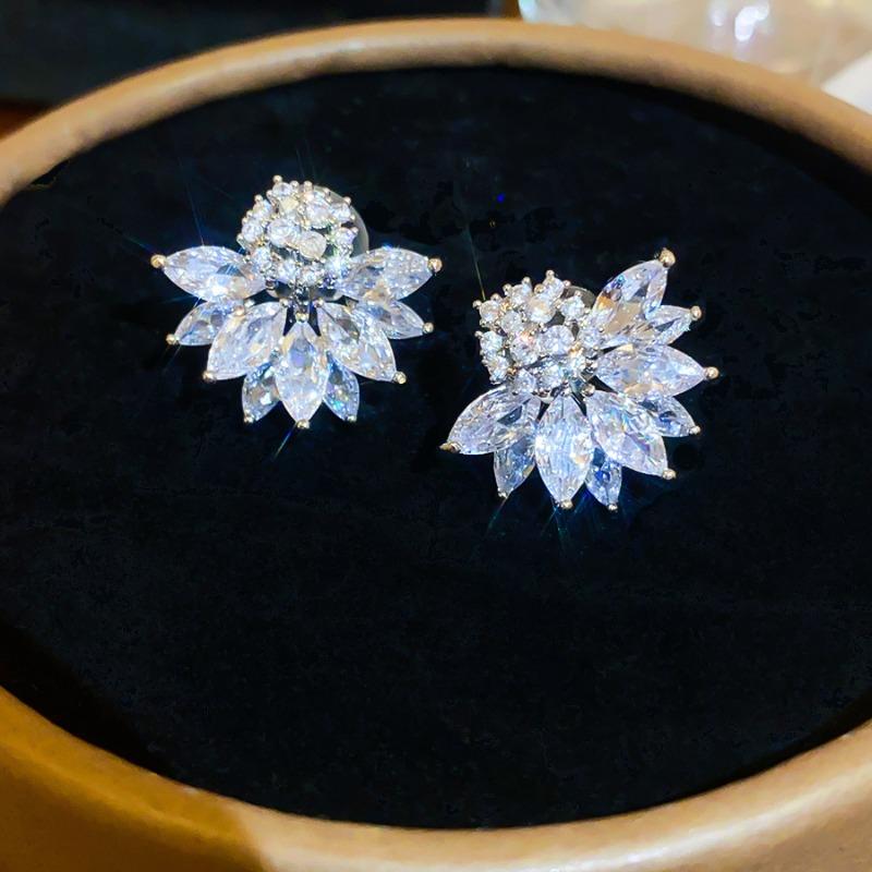 The Icing On the Cake~ Shining Zircon Flower Ear Clips for Women Without Earholes Korean Exquisite Earrings Light Luxury High-end Earrings