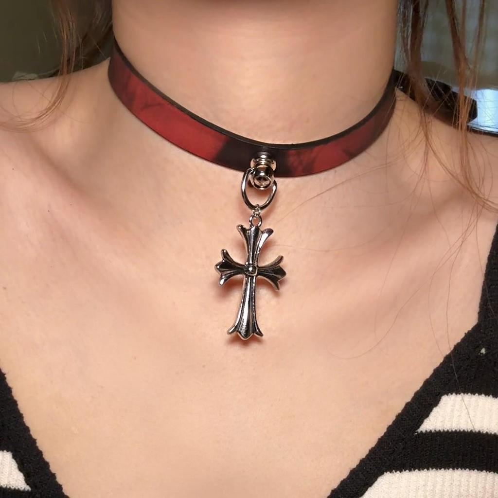 Chique Pittige Meisje Leren Bel Choker Ketting – Uniek Minderheidsontwerp
