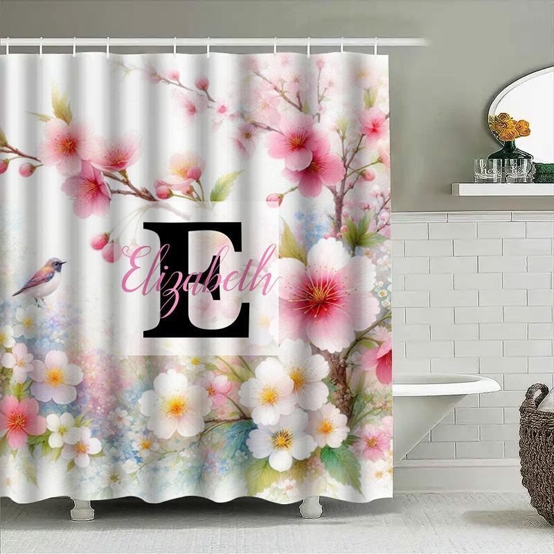 Individueller Duschvorhang mit zartrosa Kirschblüten Initialen Perfekte Badezimmerdekoration Geschenkidee