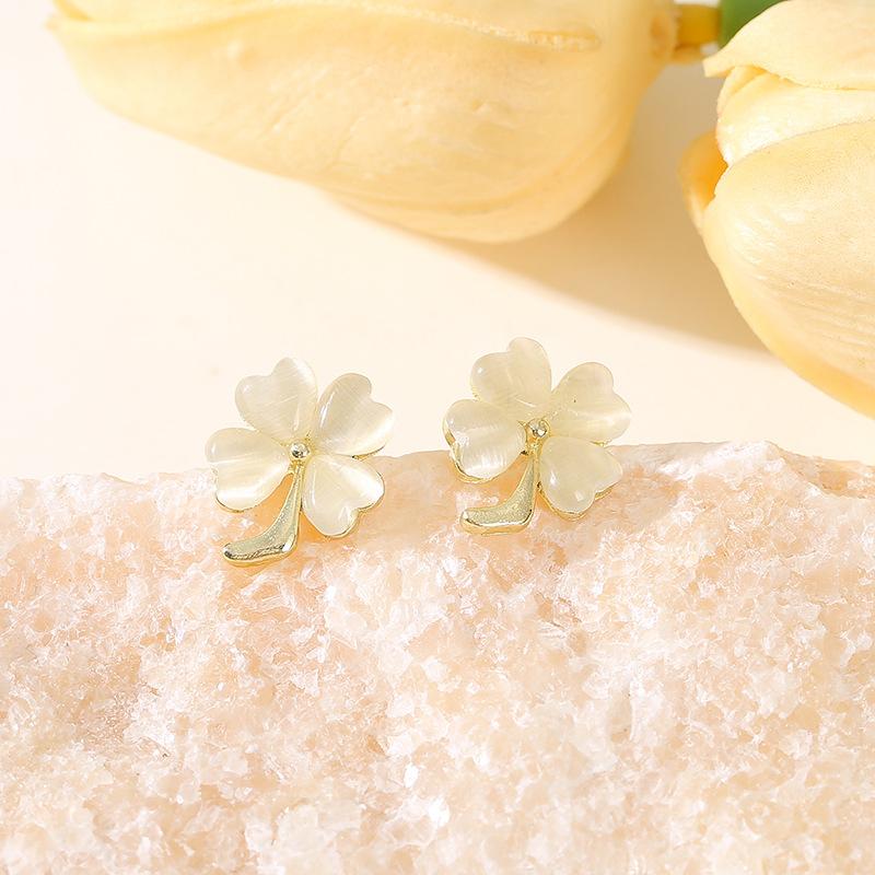 Boucles d'oreilles en forme de trèfle à quatre feuilles en œil de chat de haute qualité, douces et élégantes, petites, polyvalentes et élégantes, exquises et populaires pour femmes