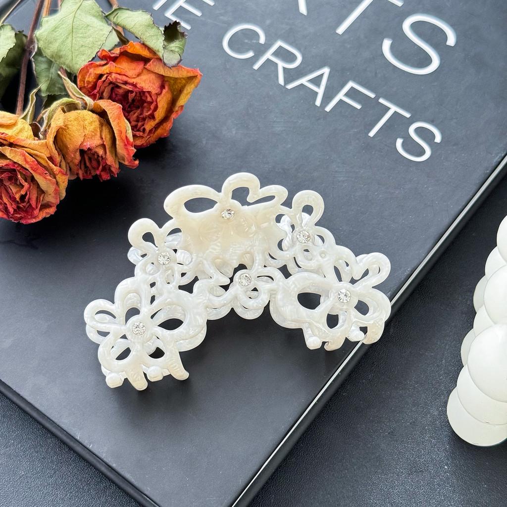 

Premium Quality Acetate Large Floral Hair Claw With Dazzling Rhinestones For Spring 2024 White9cm