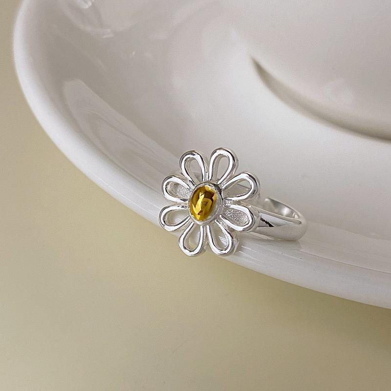 Sweet Hollow Daisy Ring: Elegant Adjustable Open Ring for Women - Stylish, Fashionable Temperament for Index Finger Open Adjustable