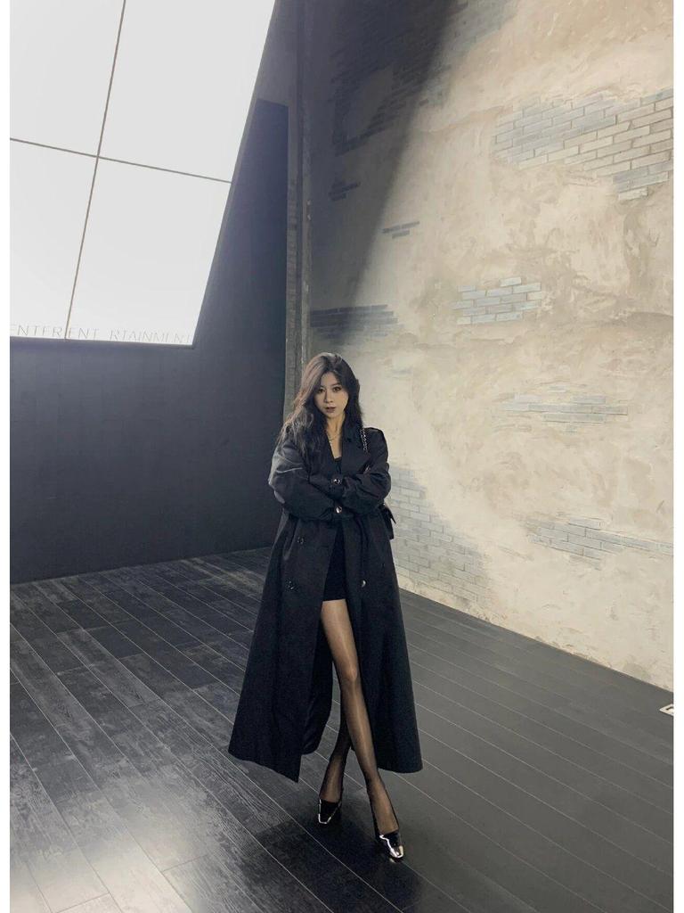 2025 Khaki pařížský trenčkot střední délky: Ležérní elegance inspirovaná Británií