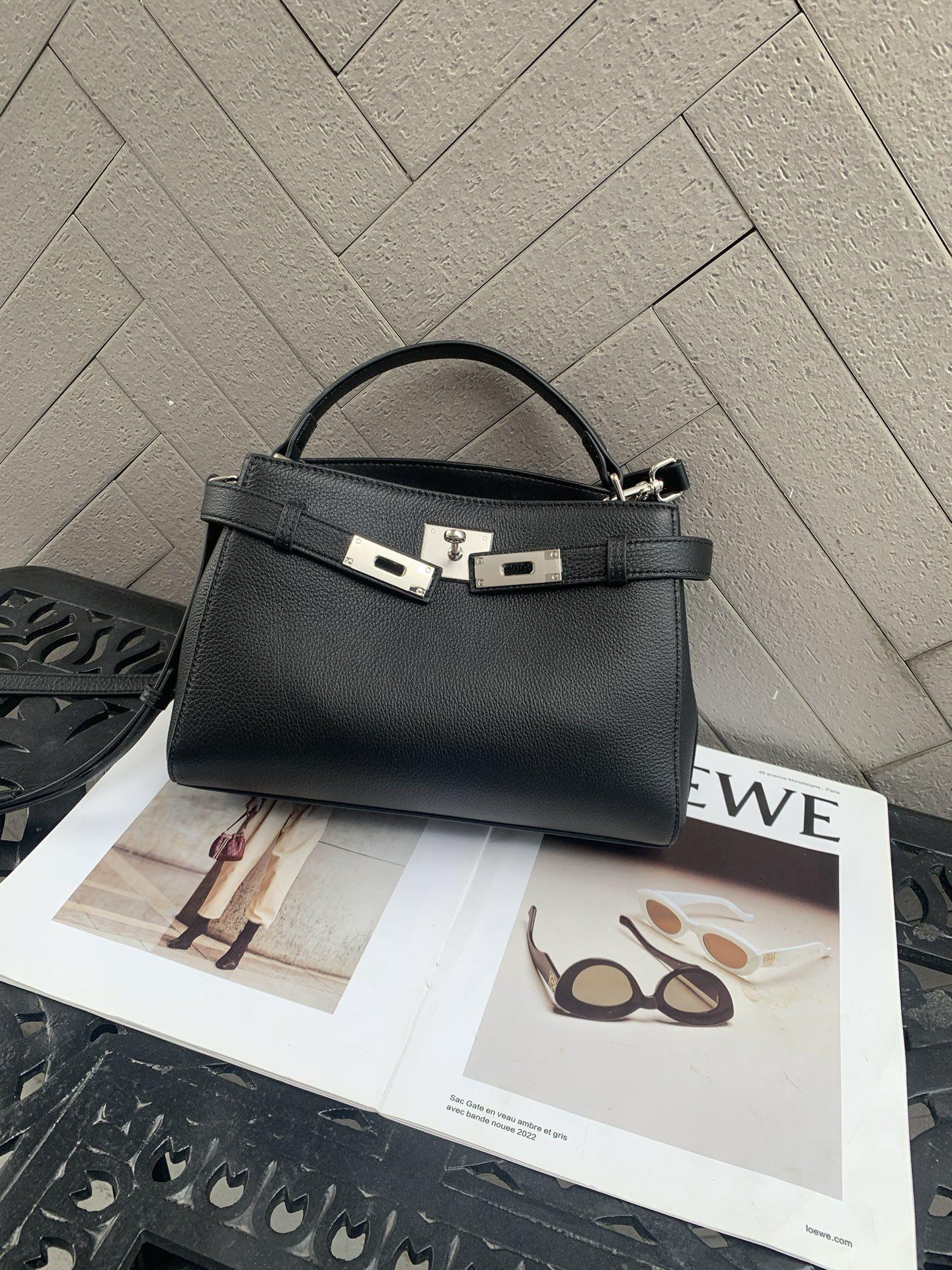 

The First Layer Of Cowhide Natural Drop Portable Small Square Bag Autumn And Winter Niche Trend Fashion Single Shoulder Messenger Women S Bag чорний