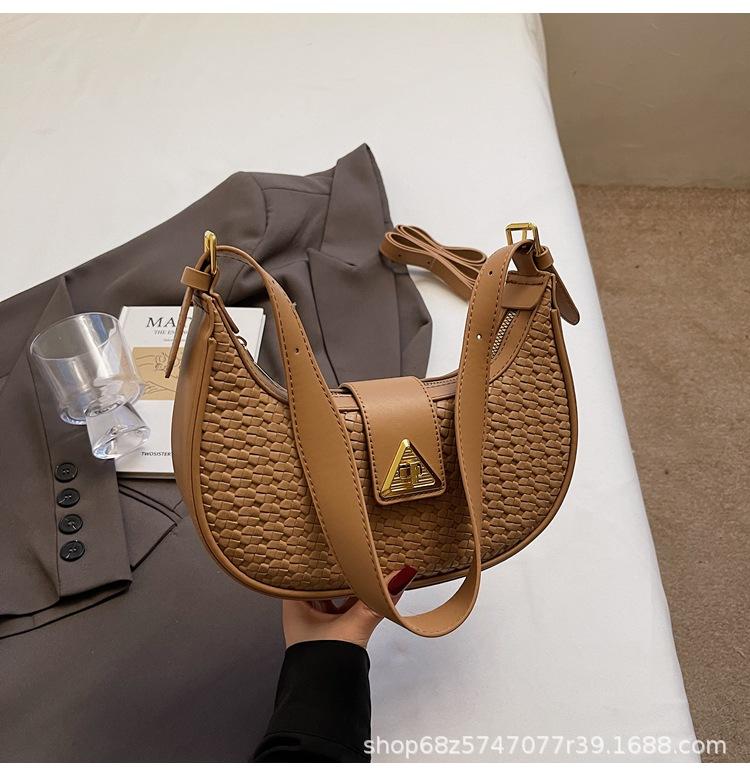 

Casual retro underarm bag women s spring 2025 new woven bag design fashion trend shoulder crescent bag хаки