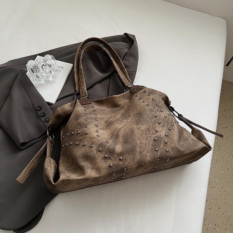 

2025 осень новая мода сумка через плечо с заклепками большая вместимость сумка-тоут женская высокая ценность повседневная通勤ная сумка-подмышка