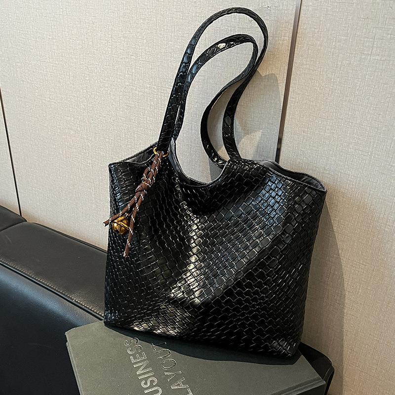 Large Capacity Shoulder Bag New Summer Versatile Commuter Bag Underarm Bag Popular Tote Bag Trendy