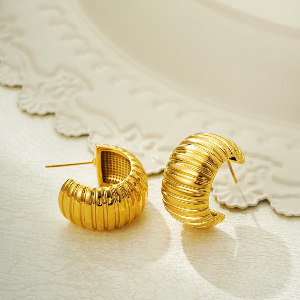 Classics Retro Texture Striped Polished Metal C Shape Huggie Hoop Earrings for Women Stylish Waterproof Stainless Steel Bijoux