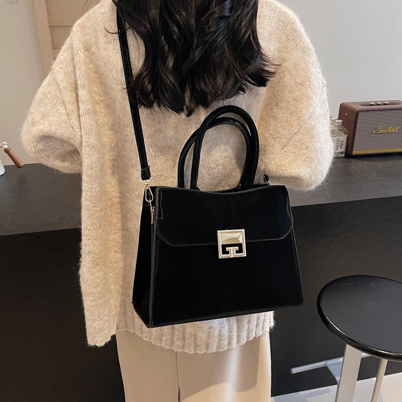 

Модная женская сумка иностранного производства 2024 года, осень-зима, новая простая и универсальная маленькая квадратная сумка, нишевая сумка-мессенджер высокого класса чёрный