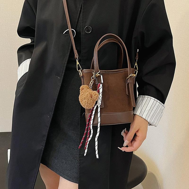 

Сумка 2025 осень и зима новая модная контрастных цветов популярная плечевая сумка для поездок на работу, повседневная, универсальная сумка-мессенджер, сумка-ведро 19*10*17