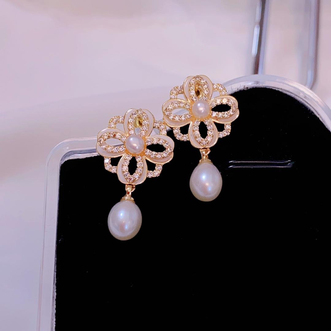 Retro literary design earrings natural pearl four-leaf flower enamel earrings stud earrings femininity silver needle zircon inlay Silver needle