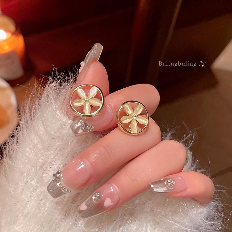 Boucles d'oreilles coréennes en argent S925 et perles en forme de fleur - Design polyvalent et élégant inspiré de la forêt