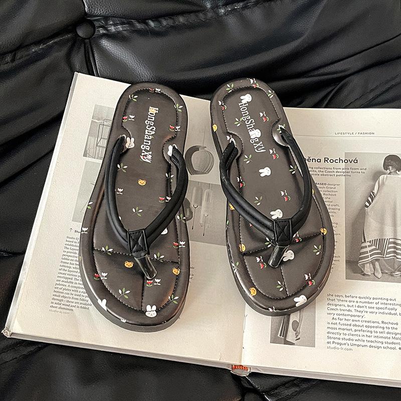 Small fresh and comfortable cute cartoon flip-flops women 2025 new summer wear casual beach versatile cool slippers