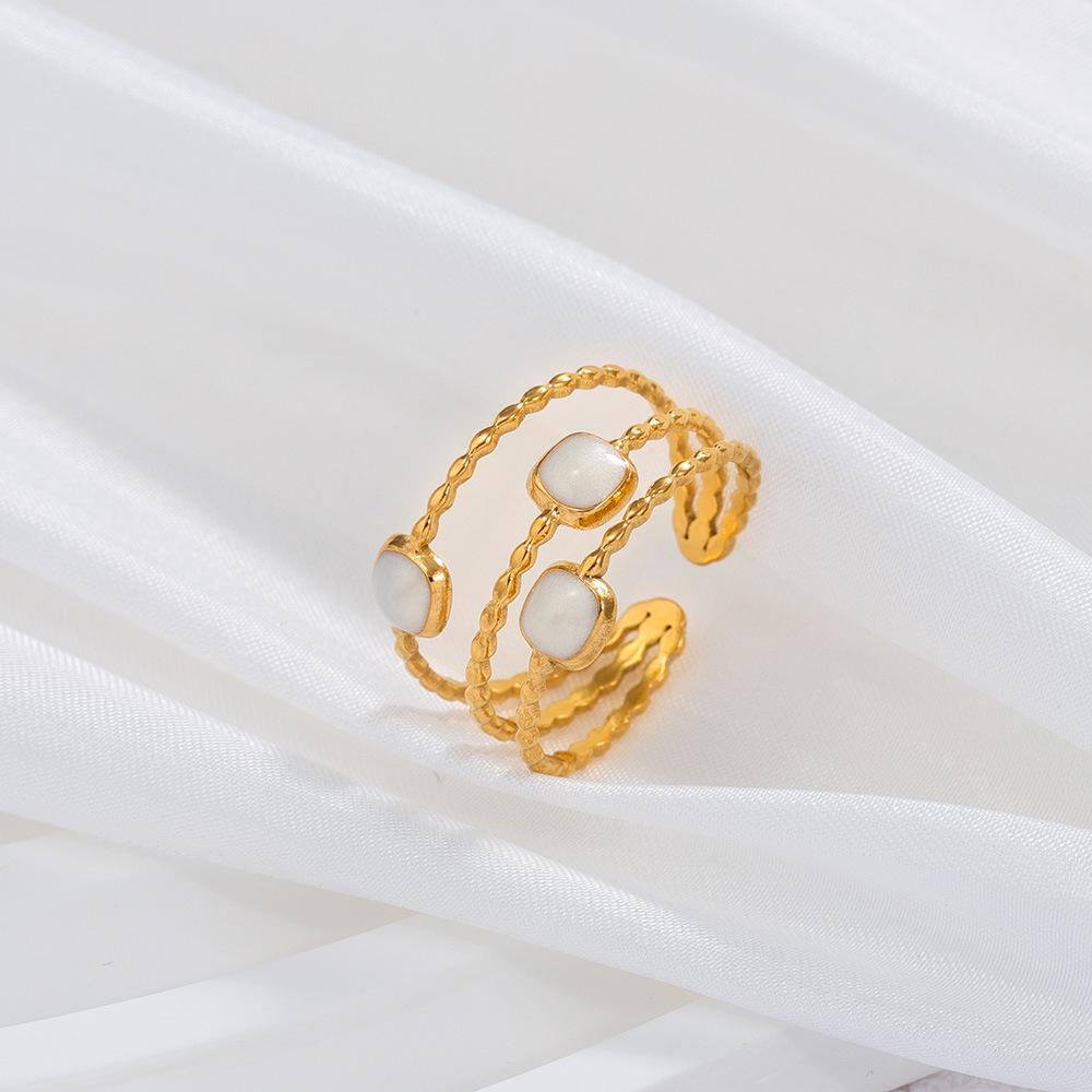 Anello in Acciaio Titanio Placcato Oro - Elegante Stile Ins da Donna con Sensazione di Alta Gamma e Design Semplice, Influenza Europea e Americana.