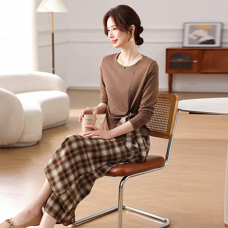 Elegant Spring Suit Set for Middle-Aged Women: Long Sleeve Top & Plaid Trousers Two-Piece.