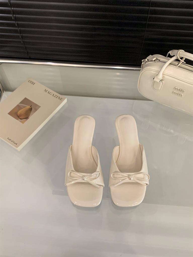 Keilabsatz Schleife Nude Französische coole Hausschuhe Damenschuhe tragen 2025 neue Sommerrock Feen-Sandalen