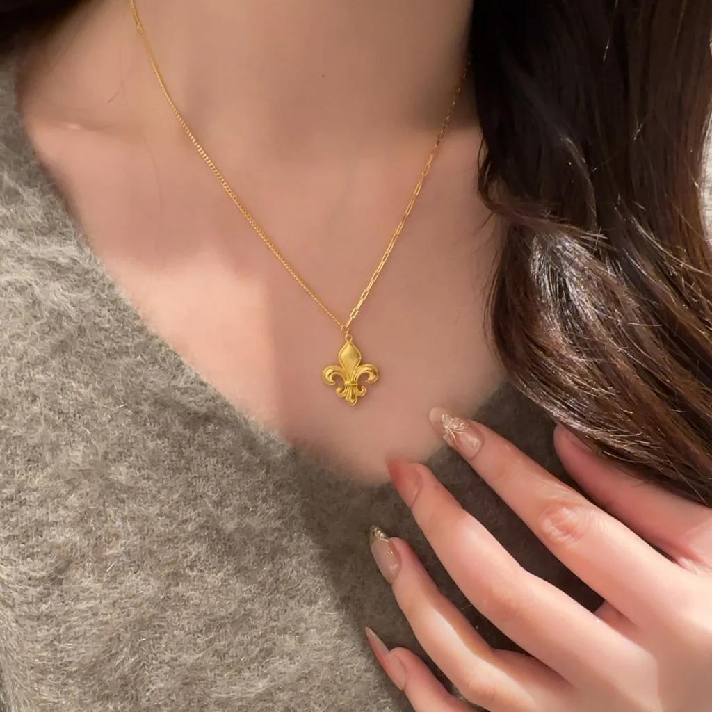 Francouzský Retro Vysoce Kvalitní Kartáčovaný Duhový Náhrdelník Lehký Luxus Květinový Ab Řetízek na Klíční Kost Temperament Všestranný Přívěsek