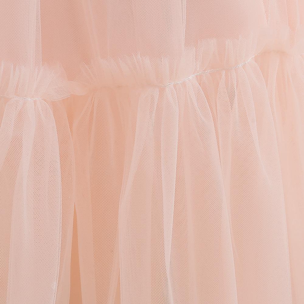 Қыз бала юбка мен трусины шешеді, жалаңаш табиғат, үлкен сурет