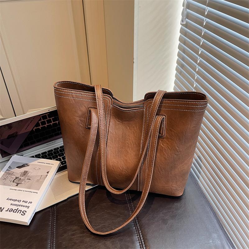 Large capacity bag Women's trendy fashion commuter shoulder bag High sense versatile hand carry tote bag