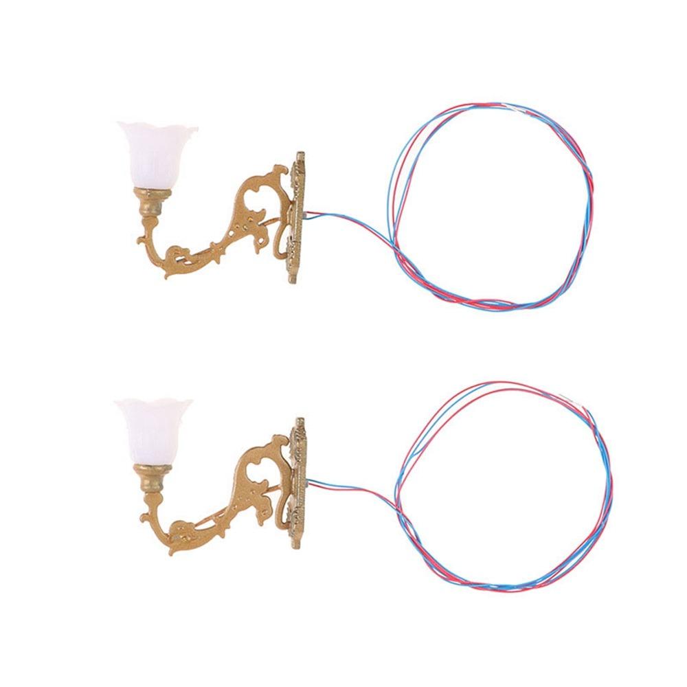 

2 шт. 2,6*2,2 см Ляльковий будиночок Настінний світильник Матеріал АБС Метал Пісочний стіл Люстра Сад Подвір я Світлодіодне світло 2pcs Gold Style 2