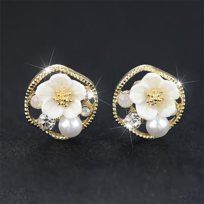 Niedliche weibliche kleine Blumen-Ohrstecker, goldfarben, Hochzeit-Ohrringe für Frauen, charmante weiße Perle, unregelmäßige Harz-Ohrringe 