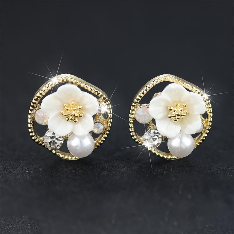 

Милые женские серьги-гвоздики с маленьким цветком золотого цвета, свадебные серьги для женщин, очаровательные серьги с белым жемчугом неправильной формы из смолы