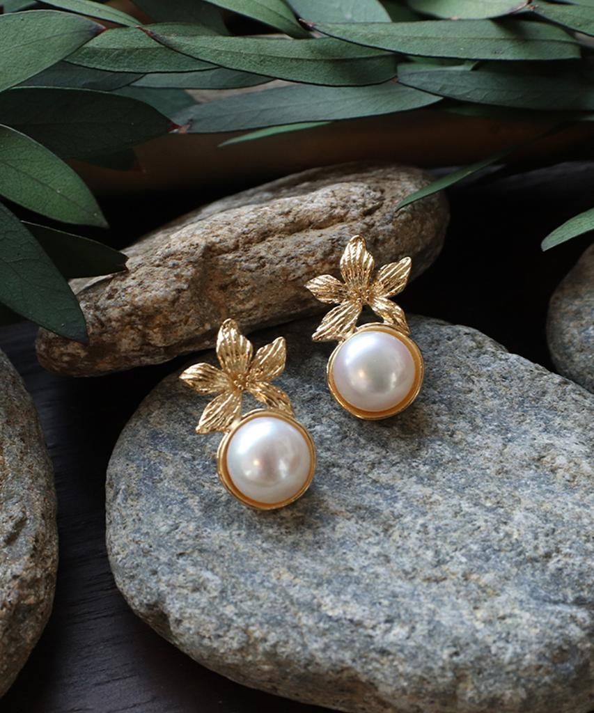 Iris Petit Foret - Flower Petal Pearl Earrings