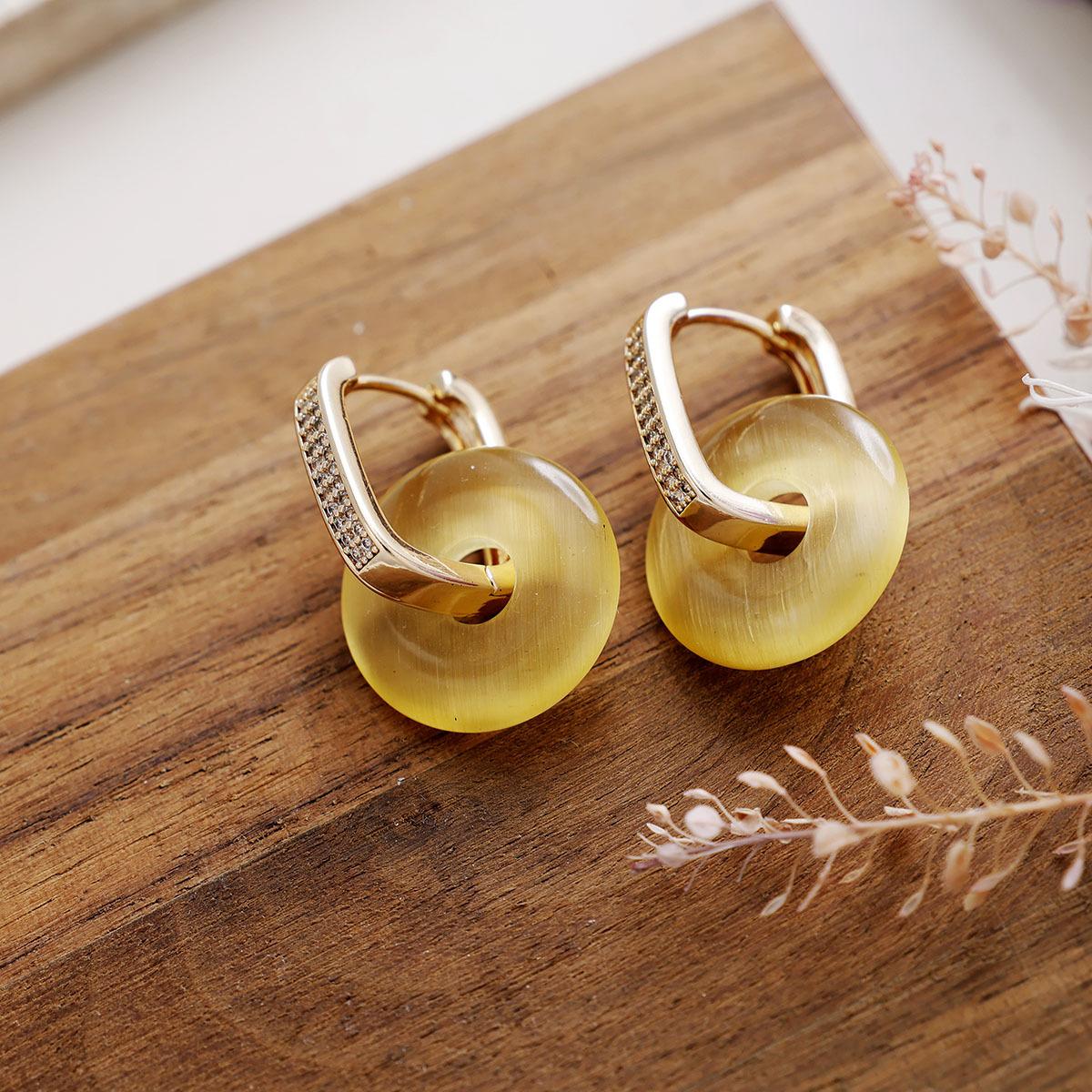 

Premium Stone Crystal Donut Copper Zirconium Earrings Earrings Fashion Commuter Earrings Designer Jewelry жовтий