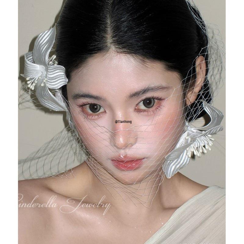 French Retro Bridal Hair Clip: Ethereal 3D White Flower Mesh Headpiece for Wedding Styling