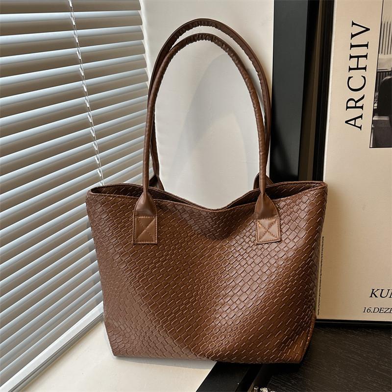 Trendy Shoulder Tote Bag For Women With Unique Design And Versatile Colors Ideal For Commuting