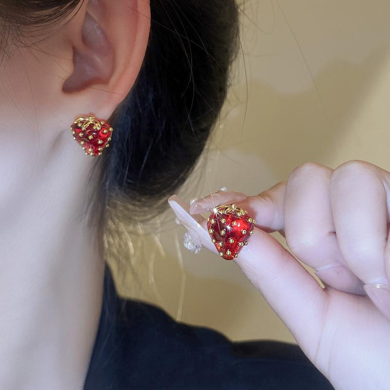 Orecchini Argentati con Ago Francesi Retrò Piccola Fragranza Fragola Rossa Sensazione di Lusso Leggero di Nicchia per Donna.