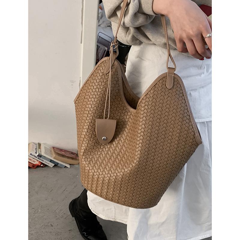 Retro High-end Underarm Bag Commuter Women's Bag 2025 New Large Capacity Woven Bag Simple Vegetable Basket Bag