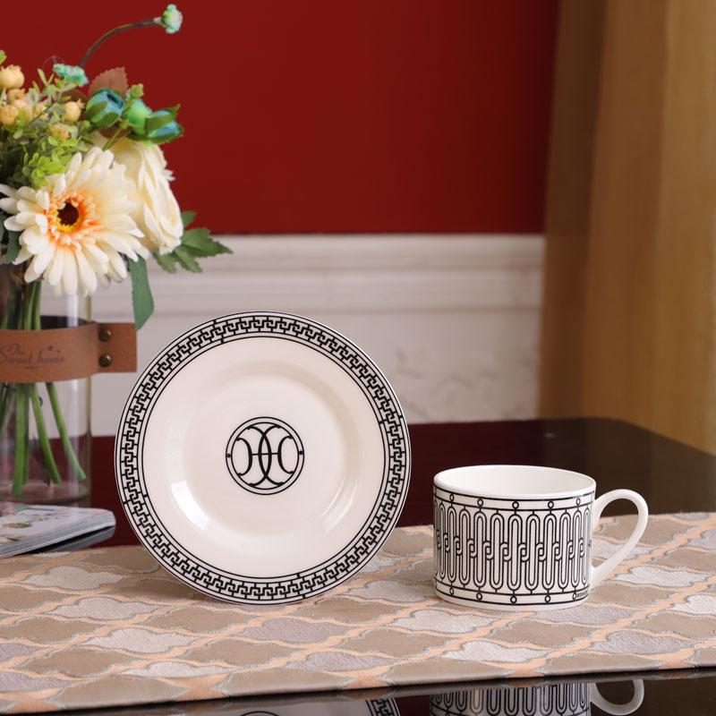 Luxury Bone China Coffee Cup Set European Retro Tea Cups with Sauce Dishes Elegant Home Office Gift for British Afternoon Tea