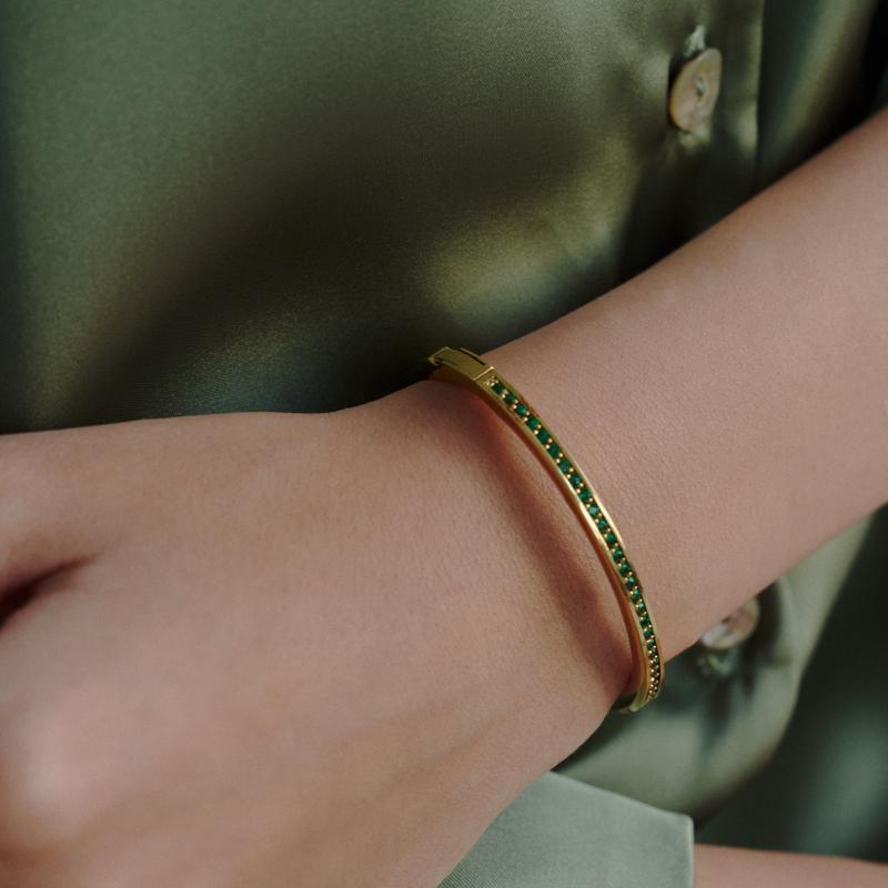 Herinov 14K Gold Eternity Pavé Bangle - Emerald Green Cubic