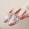 Handgefertigte Satin-Bestickte Damen-Flachmules Geschlossene Spitze Hausschuhe Bequeme Frühling Sommer Damen Retro Hausschuhe