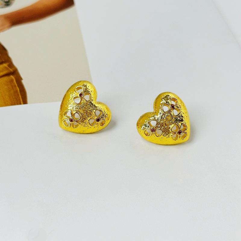 Medieval Fashion Personality Hollow Love Flower Stud Earrings Irregular Peach Heart Women S Earrings