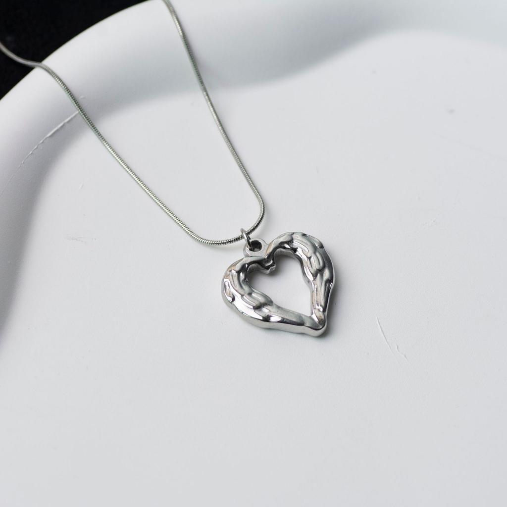 Einfache Titanstahl-Halskette Damen Leichter Luxus High-End Liebesanhänger Halskette Herbst- und Winter-Pulloverkette Minimalistischer Stil