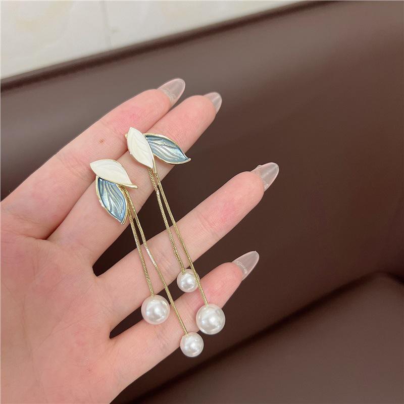 Elegant Leaf Pearl Tassel Earrings: Versatile & Fashionable Design for Gentle Commuting Style.